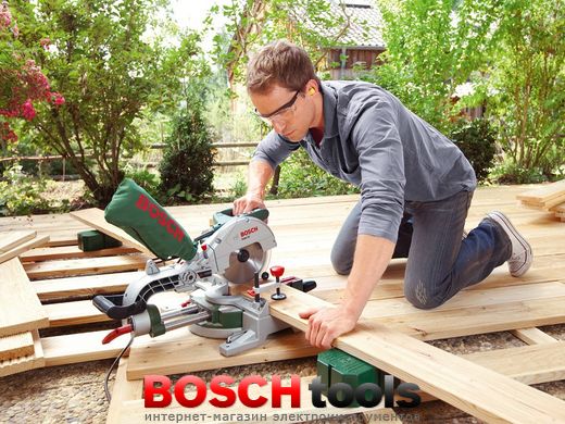 Торцювальна пилка Bosch PCM 8 S з функцією протягування